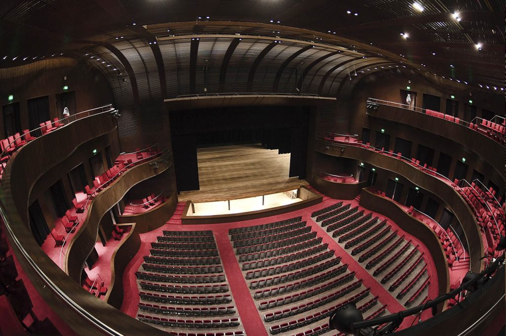 Foto de la sala principal del Teatro del Bicentenario de San Juan, donde se aprecian los niveles