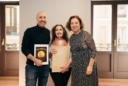 Eugenia Montero Padilla, sobrina del músico, hizo entrega oficial de la partitura de Sol de Sevilla a los directores Isamay Benavente (Teatro de la Zarzuela) y Javier Menéndez (Teatro de la Maestranza).