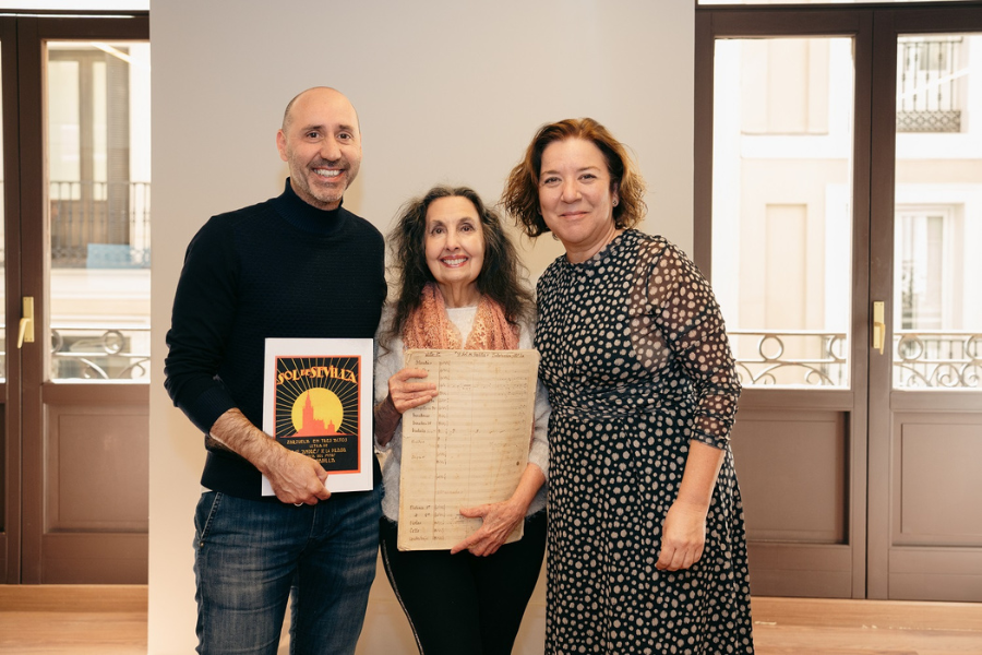 Eugenia Montero Padilla, sobrina del músico, hizo entrega oficial de la partitura de Sol de Sevilla a los directores Isamay Benavente (Teatro de la Zarzuela) y Javier Menéndez (Teatro de la Maestranza).